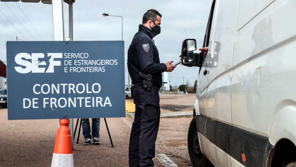 Um agente do Serviço de Estrangeiros e Fronteiras (SEF) verifica a identificação de um automobilista durante uma operação de controlo na entrada em Portugal pela fronteira do Caia (Elvas), 1 de fevereiro de 2021. As fronteiras foram repostas desde as 00:00 de domingo, dia 31 de janeiro, no âmbito das medidas para conter a propagação da covid-19 no território português. NUNO VEIGA/LUSA
