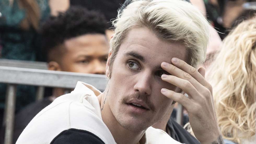 epa08156367 Canadian singer Justin Bieber attends the ceremony honoring Universal Music Group CEO Sir Lucian Grainge with the 2,685th star on the Hollywood Walk of Fame, in Hollywood, California, USA, 23 January 2020. The star was dedicated in the category of Recording.  EPA/ETIENNE LAURENT