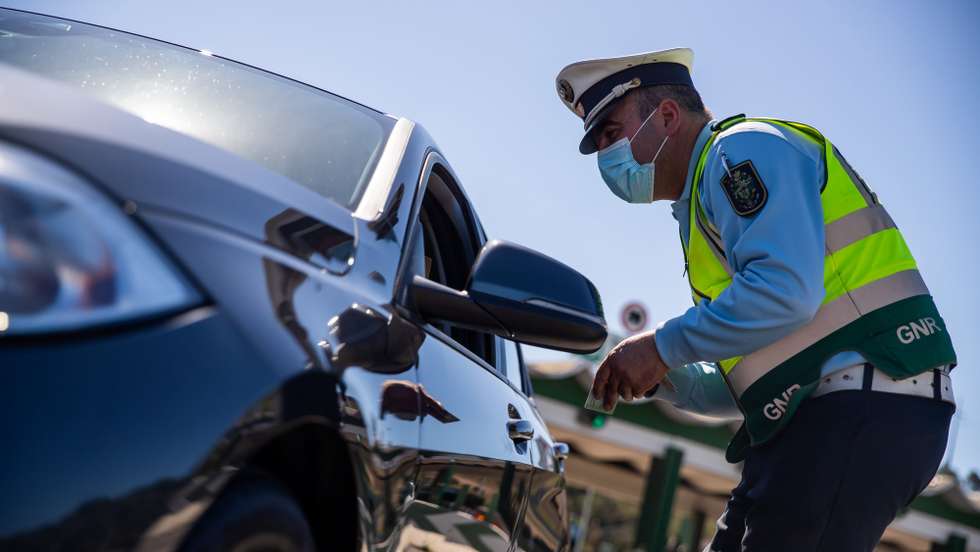 Operações de fiscalização rodoviária da Guarda Nacional Republicana (GNR) e da Polícia de Segurança Pública (PSP), que estão a decorrer neste período da Páscoa, na Autoestrada 1, sentido sul/norte,  junto às portagens de Alverca, 14 de abril de 2022. JOSÉ SENA GOULÃO/LUSA