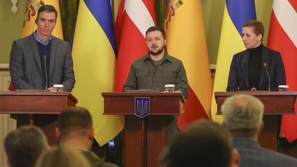 epaselect epa09900613 Spanish Prime Minister, Pedro Sanchez (L), his Danish counterpart, Mette Frederiksen (R) and Ukrainian President, Volodymyr Zelensky (C), address a joint press conference in the framework of their meeting in Kyiv (Kiev), Ukraine, 21 April 2022. Spanish Prime Minister, Pedro Sanchez, and his Danish counterpart, Mette Frederiksen, are visiting the country to show their support to Ukrainian President, Volodymyr Zelensky, amid the Russia's invasion of the country.  EPA/MIGUEL GUTIERREZ