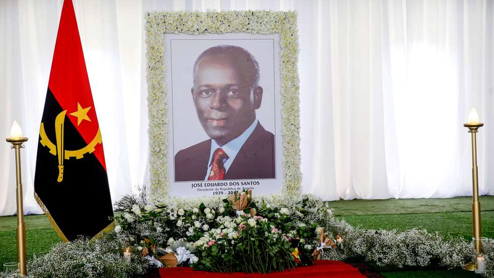 Velório sem corpo presente do ex-Presidente, José Eduardo dos Santos, que se realiza na praça da República conhecida como memórial Antonio Agostinho Neto, Luanda, Angola, 11 de julho de 2022. O governo decidiu criar, em todas as províncias, locais para velórios públicos enquanto se aguarda a marcação de uma data para as exéquias do ex-chefe de Estado. AMPE ROGÉRIO/LUSA