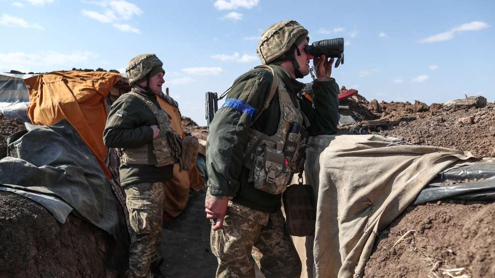 epaselect epa09849336 Ukrainian soldiers are seen in a trench as they take their positions in the southern Ukrainian  city of Mykolaiv, Ukraine, 25 March 2022. Russian troops entered Ukraine on 24 February resulting in fighting and destruction in the country, and triggering a series of severe economic sanctions on Russia by Western countries.  EPA/SEDAT SUNA