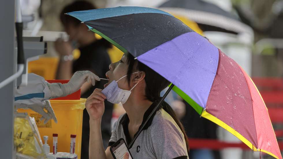 epa10160989 A woman takes Coronavirus PCR test on the street, in Shanghai, China, 05 September 2022. China reported 303 locally transmitted COVID-19 cases, of which 105 were in Sichuan province, according to the National Health Commission report 05 September. Chengdu city in Sichuan province announced mass testing from Monday to Wednesday, following the extension of Thursday’s lockdown. China’s southern 18 million-people city, Shenzhen, went on lockdown last weekend and will have a new round of mass testing amid to straighten the curve. China still holds to its Zero-COVID policy, while most other countries choose to live with the virus and relax restrictions.  EPA/ALEX PLAVEVSKI