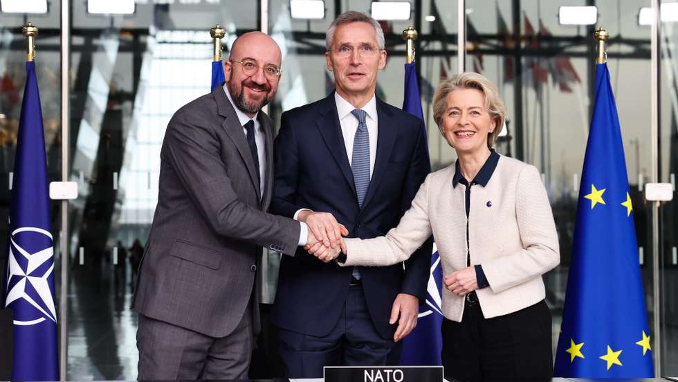 epa10397818 (L-R) European Council President Charles Michel, NATO Secretary General Jens Stoltenberg and European Commission President Ursula von der Leyen shake hands during the signing ceremony of the Joint Declaration on NATO-EU Cooperation at the Alliance headquarters in Brussels, Belgium, 10 January 2023.  EPA/STEPHANIE LECOCQ