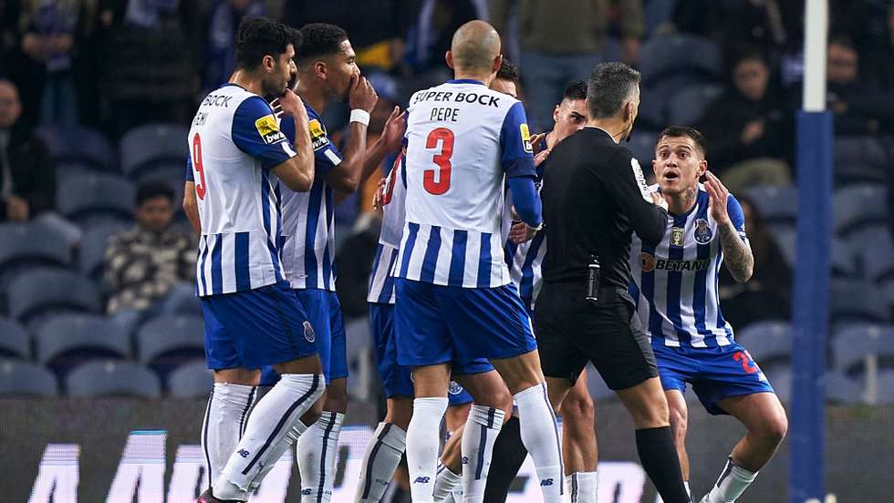 FC Porto terminou o encontro reduzido a nove jogadores e presidente do clube apontou à dualidade de critérios em comparação com o que se passou no Vizela-Benfica