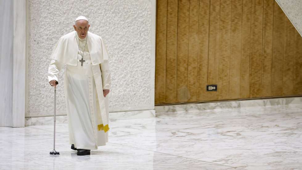 epa10542246 Pope Francis walks with a cane as he arrives to hold a Papal Audience with the faithfuls from the parishes of Rho, outskirts of Milan, in the Paul VI hall at the Vatican, 25 March 2023.  EPA/FABIO FRUSTACI