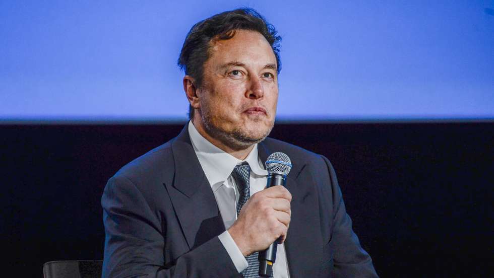 epa10144986 Tesla-founder Elon Musk speaks at a discussion forum during the Offshore Northern Seas (ONS) Conference, in Stavanger, Norway, 29 August 2022. The ONS is taking place from 29 August to 01 September 2022 and brings together international industry executives to discuss on 'the future of the energy industry, including new technologies, new forms of leadership and new business models', as the organizers describes it on their website.  EPA/Carina Johansen NORWAY OUT