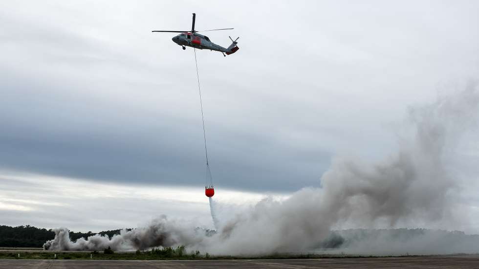 Demonstração de um helicóptero UH-60 Black Hawk usado pela Força Aérea no combate a incêndios durante a visita do Presidente da República, Marcelo Rebelo de Sousa (ausente da foto), à Base Aérea N.º 8, para dar a conhecer as alterações que estão a ser implementadas para a operação da Base Aérea N.º 8, em Maceda, Ovar, 22 de novembro de 2024. PAULO NOVAIS/LUSA