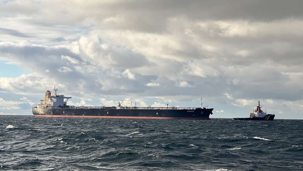 epa11817327 A handout photo made available by the Havariekommando (the German Central Command for Maritime Emergencies, CCME) shows the oil tanker 'Eventin' adrift off the coast of Ruegen, Germany, 10 January 2025. The 'Eventin' was en route from Russia to Egypt when the crew lost control of the vessel in the Baltic Sea and is now drifting near the island of Ruegen. According to a spokesperson from the Havariekommando, the shipÂ poses no danger to the environment.  EPA/HAVARIEKOMMANDO / HANDOUT MANDATORY CREDITHANDOUT EDITORIAL USE ONLY/NO SALES