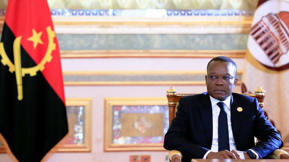 O novo presidente da Assembleia Nacional de Angola, Adão de Almeida, na cerimónia da tomada de posse, após a sua eleição, na Assembleia Nacional, em Luanda, Angola, 17 de novembro de 2025. O novo presidente da Assembleia Nacional de Angola, Adão de Almeida, defendeu hoje a necessidade de retomar o pacote legislativo autárquico, reforçar as instituições democráticas e garantir uma fiscalização eficaz da ação do Executivo. AMPE ROGÉRIO/LUSA