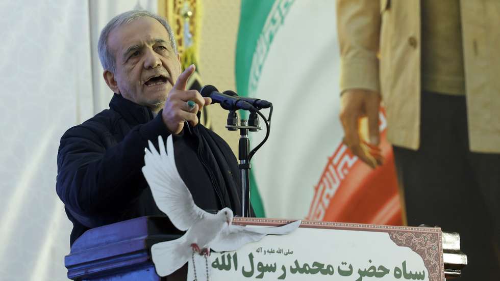 epa12620987 Iranian president Masoud Pezeshkian speaks during the sixth anniversary of late Iran's Islamic Revolutionary Guard Corps (IRGC) Quds Force commander Qasem Soleimani death, in Tehran, Iran, 01 January 2026. Soleimani was killed on 03 January 2020 in a targeted US airstrike at Baghdad airport in Iraq.  EPA/ABEDIN TAHERKENAREH