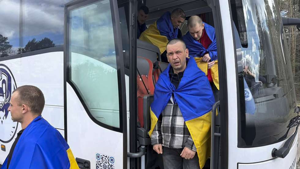 epa12911829 A handout photo made available by the Presidential Press Service shows Ukrainian prisoners of war (POWs) reacting following a prisoner swap at an undisclosed location in Ukraine, 24 April 2026. Ukraine announced the exchange of 193 prisoners of war with Russia. The 193 Ukrainians, soldiers of the Armed Forces, National Guard, State Border Service, the National Police, and the State Special Transport Service, were returned from Russian captivity, according to President Zelensky telegram channel.  EPA/PRESIDENTIAL PRESS SERVICE HANDOUT  HANDOUT EDITORIAL USE ONLY/NO SALES