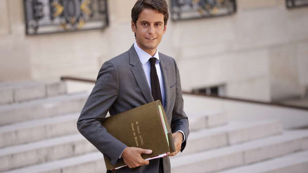 epa09428809 French Government's spokesperson Gabriel Attal leaves the Elysee Palace following the weekly cabinet meeting of the government ​in Paris, France, 25 August 2021.  EPA/YOAN VALAT