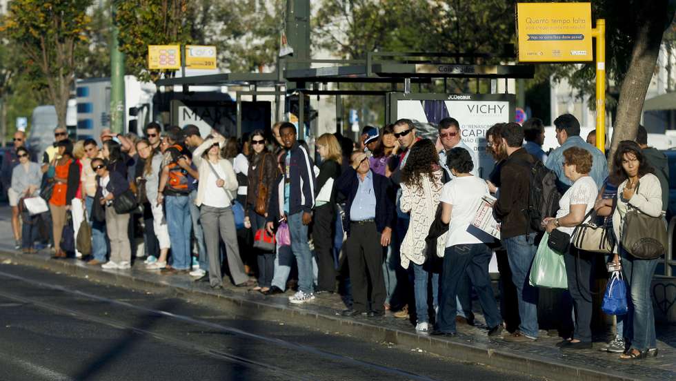 Utentes utilizam a Carris como uma das alternativas à greve da CP conjuntamente com o Metropolitano de Lisboa e Rodoviária de Lisboa, 4 de outubro de 2012. MIGUEL A. LOPES/LUSA