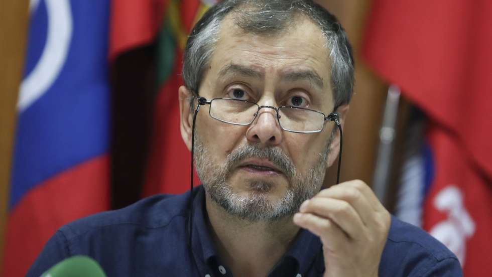 Mário Nogueira, secretário-geral da Federação Nacional de Professores (FENPROF), fala aos jornalistas durante uma conferência de imprensa para fazer uma avaliação do ano letivo que terminou e divulgar as expetativas em relação ao próximo, Lisboa, 26 de julho de 2022. ANTÓNIO COTRIM/LUSA