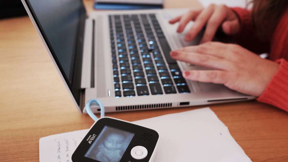 Uma mulher trabalha em casa como seu computador