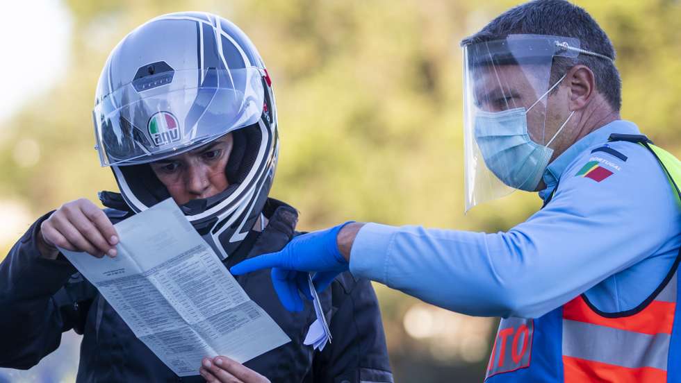 Um agente da Polícia de Segurança Pública (PSP) durante uma operação Stop no acesso à Ponte 25 de Abril, em Lisboa, 30 de outubro de 2020. A circulação entre concelhos do continente está proibida entre os dias 30 de outubro e 03 de novembro devido à pandemia de covid-19. JOSÉ SENA GOULÃO/LUSA