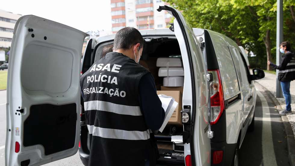 Um elemento da Autoridade de Segurança Alimentar e Económica (ASAE) durante uma operação nacional de fiscalização de transporte de mercadorias, em Coimbra, 17 de junho de 2021. PAULO NOVAIS/LUSA