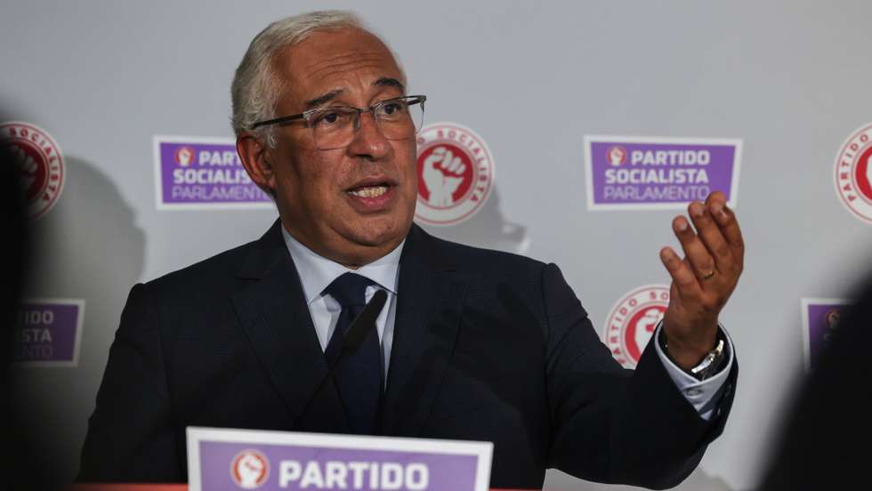 O secretário-geral do PS, António Costa (D), discursa durante o jantar de natal do grupo parlamentar do partido num restaurante de Lisboa, 21 de dezembro de 2022. MANUEL DE ALMEIDA/LUSA