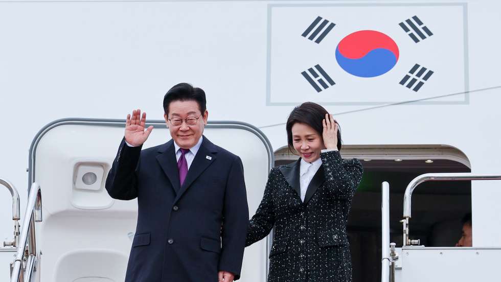 epa12645546 South Korean President Lee Jae-Myung (L) of South Korea, accompanied by his wife Kim Hea-Kyung, arrives at Kansai International Airport in Osaka Prefecture, Japan, 13 January 2026, before traveling to Nara for summit talks with Japanese Prime Minister Sanae Takaichi.  EPA/YONHAP SOUTH KOREA OUT