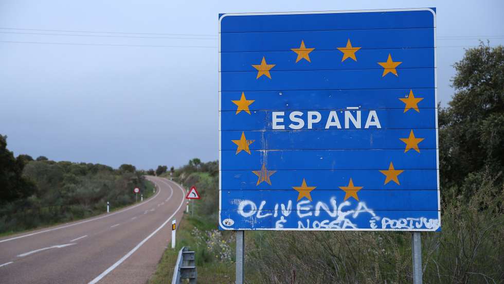 Placa na zona da Ajuda (Elvas) a indicar a entrada em Espanha, no acesso a Olivença, que apresenta as seguintes palavras inscritas "Olivença é nossa, é Portugal", Elvas, 16 de março de 2020. Este acesso de fronteira a Espanha é um dos que vai ficar interdito ao trânsito a partir de esta noite, pelas restrições derivadas do estado de alerta devido ao Covid-19. Segundo a Direção-Geral da Saúde (DGS), em Portugal há 331 casos de pessoas infetadas com a doença Covid-19, registando-se também um morto. NUNO VEIGA/LUSA