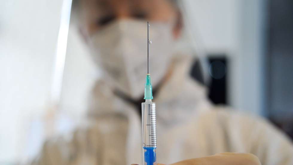 Uma técnica de enfermagem da Unidade de Saúde Familiar de Tornada prepara uma dose da vacina da Pfizer/BioNTech para a covid-19 a 21 para ser administrada a utentes e quatro dos oito profissionais do lar Vista da Aldeia, nos Cabreiros, freguesia de Salir de Matos, que superaram um surto que durou entre os dias 12 de dezembro 2020 a 4 de janeiro 2021. Caldas da Rainha, 29 de janeiro de 2021. CARLOS BARROSO/LUSA