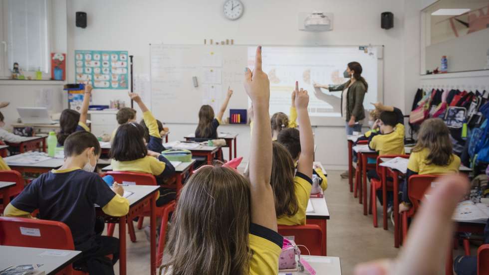 Alunos assistem a uma aula no Colégio do Rosário, no Porto, 19 de maio de 2021. Sem nenhuma “receita” para o sucesso além de “dedicação, trabalho e rigor”, o Colégio do Rosário, no Porto, volta a ser, num ano de inovação e de gestão de crise, a escola com melhores resultados nos exames do secundário. (ACOMPANHA TEXTO DA LUSA DO DIA 21 DE MAIO DE 2021) JOSÉ COELHO/LUSA