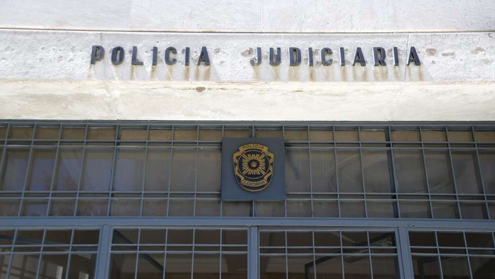 A Unidade de Informação Criminal da PJ localizou e deteve o fugitivo na zona de Portimão, no distrito de Faro
