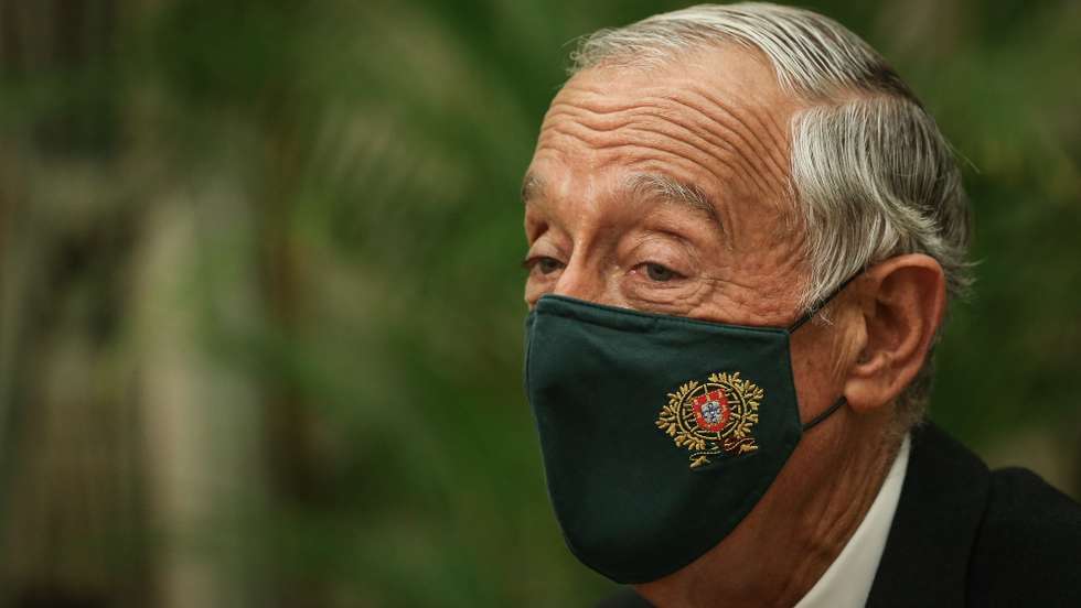 O Presidente da República, Marcelo Rebelo de Sousa, recebe uma delegação do Livre, liderada pelos porta-vozes do partido, Isabel Mendes Lopes e Pedro Mendonça (ausentes da foto), no âmbito da audiência do chefe de Estado aos partidos com assento parlamentar, para discutir a dissolução do parlamento e a data das eleições antecipadas, após o chumbo do Orçamento de Estado para 2022, em Lisboa, 01 de novembro 2021. As eleições legislativas antecipadas têm de se realizar nos 60 dias seguintes à dissolução do parlamento e de ser marcadas nesse mesmo momento, de acordo com o artigo 113.º da Constituição da República Portuguesa. Para dissolver a Assembleia da República, o Presidente tem de ouvir os partidos parlamentares, e o Conselho de Estado, que se reúne na próxima quarta-feira.  RODRIGO ANTUNES/LUSA