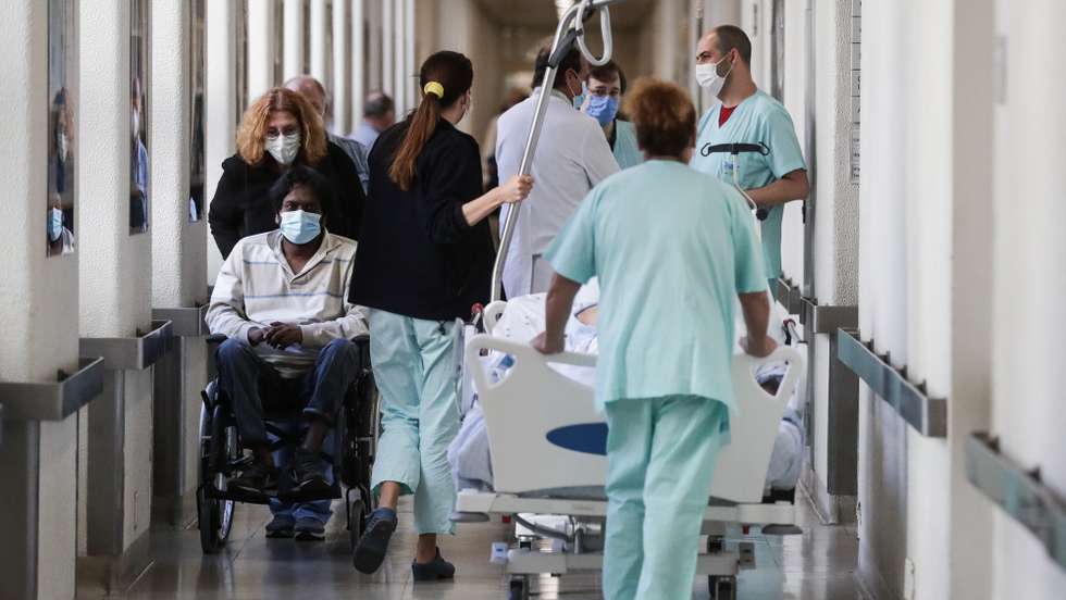 Técnicos de saúde e pacientes num dos corredores do Hospital de Santa Maria, em Lisboa, 03 de maio de 2022. (ACOMPANHA TEXTO DA LUSA DO DIA 06 DE MAIO DE 2022). TIAGO PETINGA/LUSA