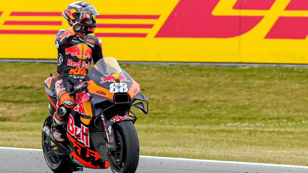 Miguel Oliveira teve um toque em Joan Mir ainda antes do início do Grande Prémio dos Países Baixos e não conseguiu ir além do nono lugar com a moto danificada