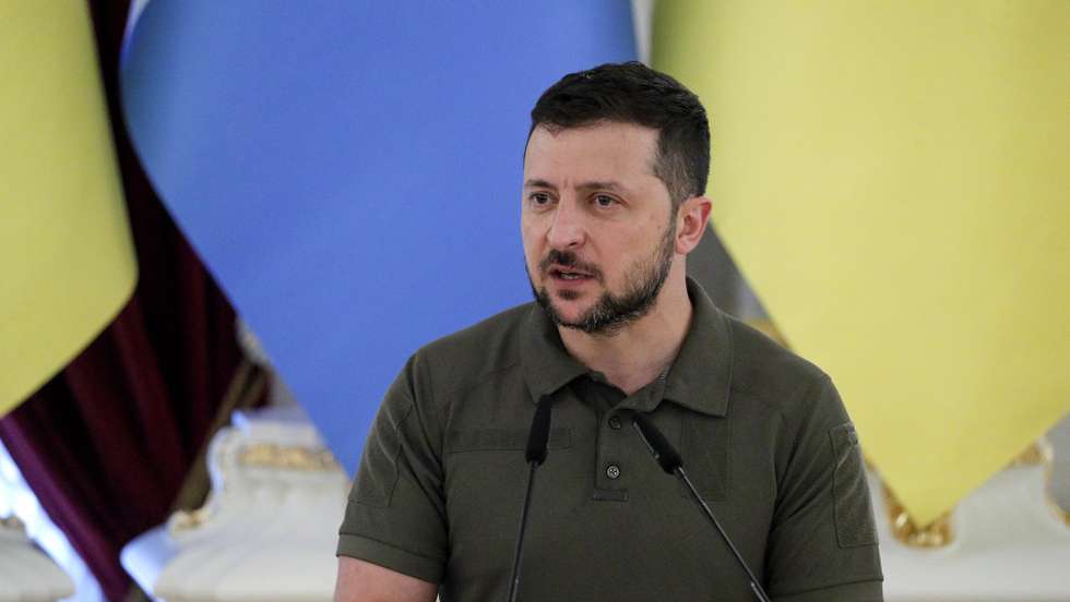epa10091408 Ukrainian President Volodymyr Zelensky speaks during the joint press conference with Guatemalan President Alejandro Giammattei after their meeting at Mariinsky palace in Kyiv (Kiev), Ukraine, 25 July 2022. Alejandro Giammattei arrived in Kyiv and met with President Zelensky and top Ukrainian officials amid the Russian invasion.  EPA/SERGEY DOLZHENKO