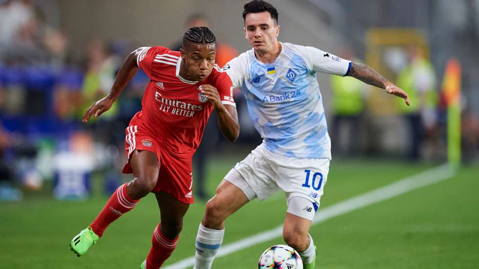 David Neres voltou a jogar à direita do ataque mas com muitos movimentos interiores que ajudavam Rafa e davam o corredor a Gilberto