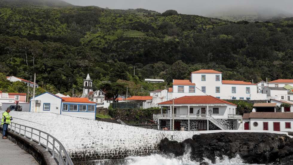 Vista geral de parte da vila de Urzelina na ilha de São Jorge nos Açores, 29 de março de 2022. TIAGO PETINGA/LUSA