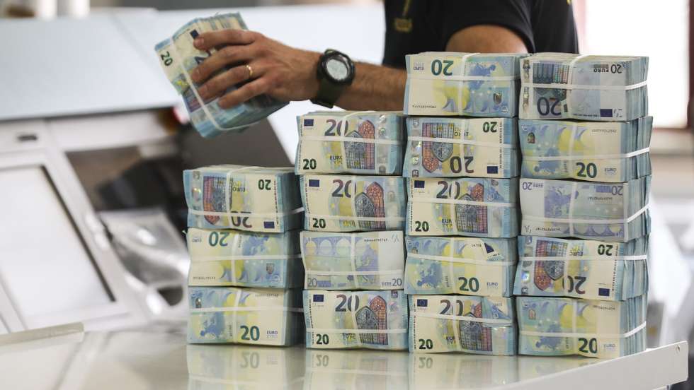 Um funcionário manuseia pacotes de notas de 20 Euros no complexo do Banco de Portugal, durante a iniciativa que marca o encerramento das comemorações dos 20 anos do Euro, no Carregado, 17 de maio de 2022. MIGUEL A. LOPES/LUSA
