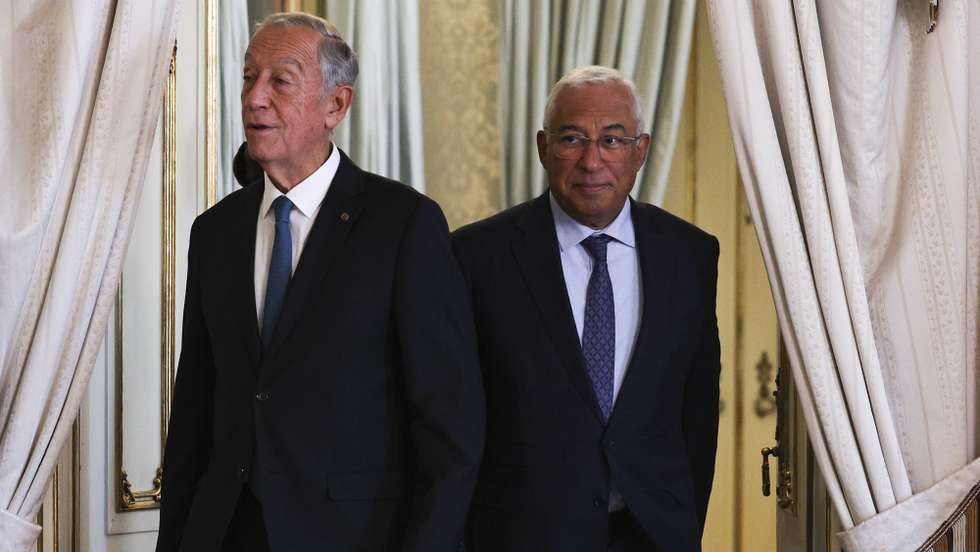 O Presidente da República, Marcelo Rebelo de Sousa (E), acompanhado pelo primeiro-ministro, António Costa (D), chegam para participar na cerimónia de posse dos novos secretários de Estado, no palácio de São Bento, em Lisboa, 02 de dezembro de 2022. TIAGO PETINGA/LUSA