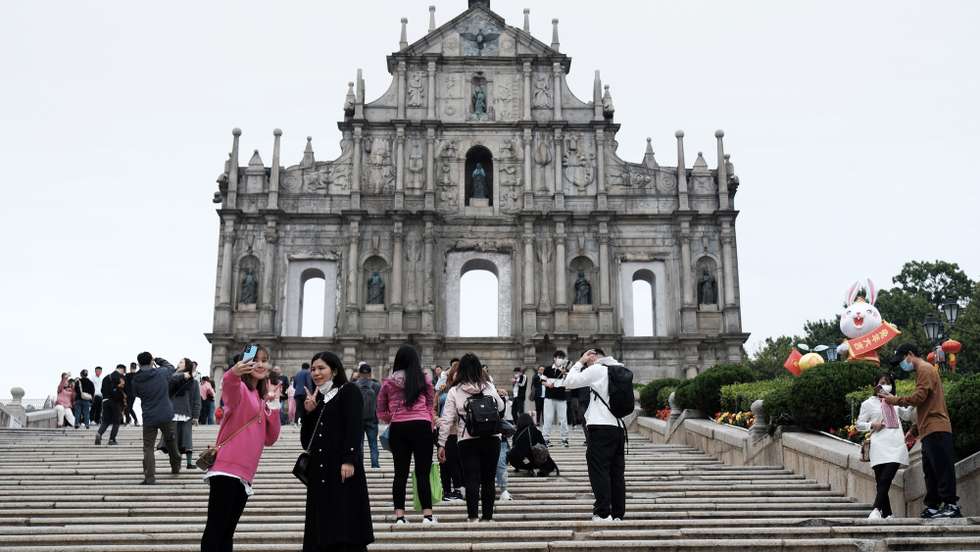 Milhares de turistas voltaram a encher as ruas de Macau e da Taipa depois de levantadas as restrições criadas pela pandemia de covid-19 no passado domingo, dia 8 de janeiro, em Macau, China, 11 de janeiro de 2023. GONÇALO LOBO PINHEIRO/LUSA
