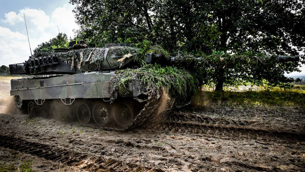epa09409861 Soldiers of the German Bundeswehr practice with a 'Leopard 2 A6' battle tank in a combat exercise of the armoured brigade 21 'Lipperland', at the military training area of the General Field Marshal Rommel barracks in Augustdorf, Germany, 11 August 2021.  EPA/SASCHA STEINBACH