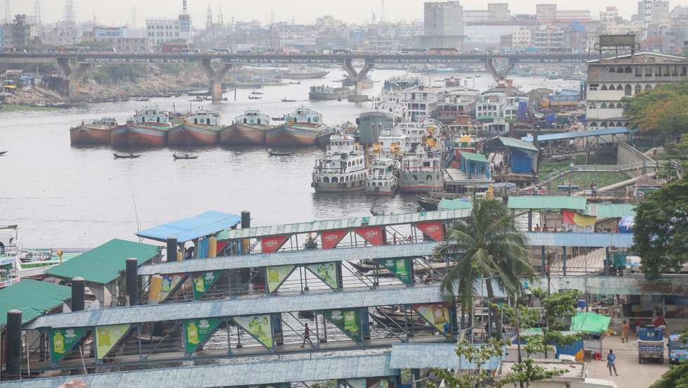 epa11371102 Vessels are anchored at the Sadar Ghat Launch terminal in the Buriganga River because of the approaching cyclone 'Remal' in Dhaka, Bangladesh, 26 May 2024. According to the Bangladesh Inland Water Transport Authority (BIWTA) and Bangladesh Meteorology Department, (BMD) inland water transport has been suspended.  EPA/MONIRUL ALAM