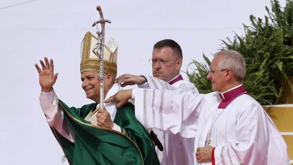 epa12281005 Pope Leo XIV waves as he presides over Holy Mass on the occasion of the Jubilee of Youth, at Tor Vergata in Rome, Italy, 03 August 2025.  EPA/FABIO FRUSTACI