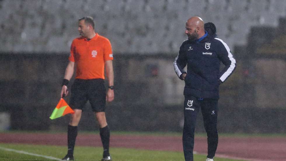 O treinador do Belenenses SAD, Franclim Carvalho (D), reage durante o jogo da Primeira Liga de Futebol, Belenenses SAD vs Vitória de Guimarães, disputado no Estádio Nacional do Jamor, em Oeiras, 13 de fevereiro de 2022. TIAGO PETINGA/LUSA