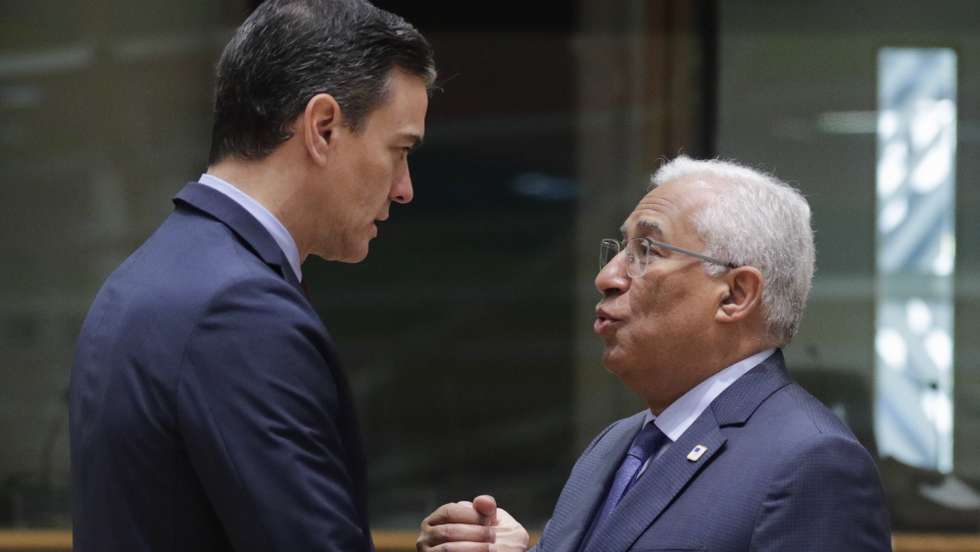 epa09848556 Spanish Prime Minister Pedro Sanchez (L) and Portugal's Prime Minister Antonio Costa talk during the European Council Summit in Brussels, Belgium, 25 March 2022.  EPA/OLIVIER HOSLET