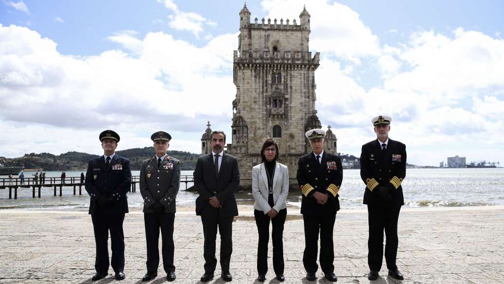 A nova ministra da Defesa Nacional, Helena Carreiras (3-D), acompanhada pelo Chefe do Estado-Maior-General das Forças Armadas (CEMGFA), almirante António Silva Ribeiro (2-D), pelo novo secretário de Estado da Defesa Nacional, Marco Capitão Ferreira (3-E), pelo Chefe dos Estado-Maior do Exército (CEME), general José Nunes da Fonseca (2-E), pelo Chefe do Estado Maior da Armada (CEMA), almirante Gouveia e Melo (D), e pelo Chefe do Estado-Maior da Força Aérea (CEMFA), general João Cartaxo Alves (E), durante a cerimónia de apresentação às tropas, em Lisboa, 31 de março de 2022. ANTÓNIO COTRIM/LUSA