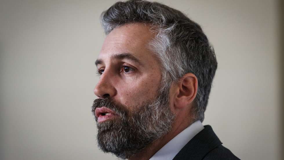 O ministro das Infraestruturas e Habitação, Pedro Nuno Santos, discursa após a viagem Cais do Sodré - Cascais, no âmbito da apresentação da consignação da empreitada de via e catenária da Linha de Cascais, em Cascais, 06 de dezembro de 2022. RODRIGO ANTUNES/LUSA