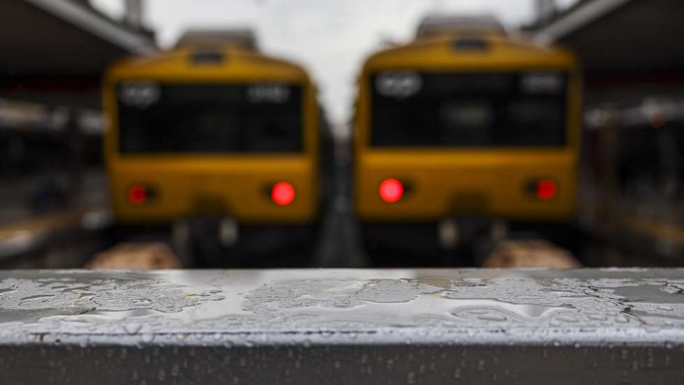 Comboios parados em dia de greve de trabalhadores da CP – Comboios de Portugal e da Infraestruturas de Portugal (IP),  em defesa da “atribuição de um prémio financeiro que compense a perda do poder de compra verificado no ano 2022”, a “atualização do subsídio de alimentação” e o “fim da discriminação entre trabalhadores”, na Estação do Cais do Sodré, em Lisboa, 26 de dezembro de 2022. Para além da greve de 24 horas para este dia (das 00:00 às 23:59), prolonga-se ainda uma outra greve ao trabalho suplementar, incluindo feriados e dias de descanso semanal, que teve início dia 23 de dezembro e que termina às 24:00 do dia 02 de janeiro de 2023. JOSÉ SENA GOULÃO/LUSA