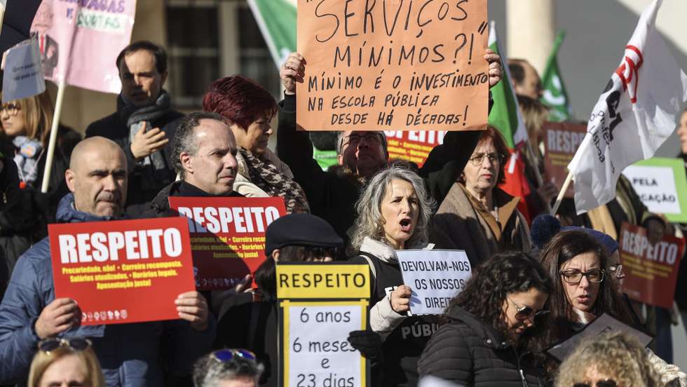 Professores concentrados no largo do Seminário manifestam-se em dia de greve, no âmbito da greve nacional de professores por distritos, em Santarém, 01 de fevereiro de 2023. A greve por distritos convocada por oito organizações sindicais: ASPL - Associação Sindical de Professores Licenciados, Fenprof - Federação Nacional dos Professores, Pró-Ordem dos Professores, SEPLEU - Sindicato dos Educadores e Professores Licenciados, SINAPE - Sindicato Nacional dos Profissionais da Educação, SINDEP, SIPE - Sindicato Independente de Professores e Educadores e SPLIU - Sindicato Nacional dos Professores Licenciados pelos Politécnicos e Universidades, continua caso o ministro da Educação não recue nas intenções manifestadas nas reuniões negociais já realizadas, no que se refere à revisão do regime dos concursos de professores, indo ao encontro das posições assumidas pelos docentes em várias iniciativas de abordagem e sondagem sindical. MIGUEL A. LOPES/LUSA