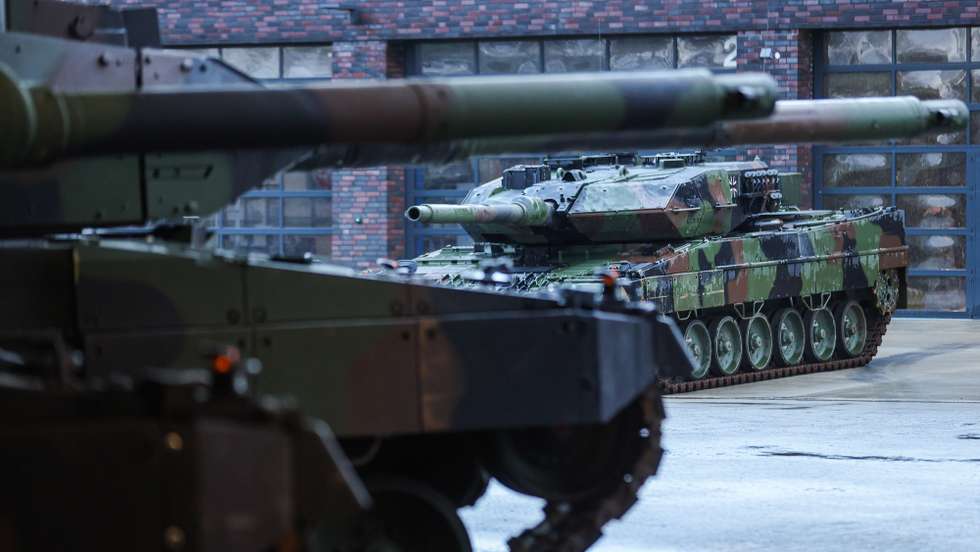 epa10442912 'Leopard 2 A6' battle tanks in parking positions during a visit of German Defense Minister Boris Pistorius (not pictured) to German armed forces Bundeswehr soldiers of the tank battalion 203 in Augustdorf, Germany, 01 February 2023. According to the German government's decision to supply 14 Leopard 2 tanks to Ukraine, Pistorius got informed about the performance of the weapon system.  EPA/FRIEDEMANN VOGEL