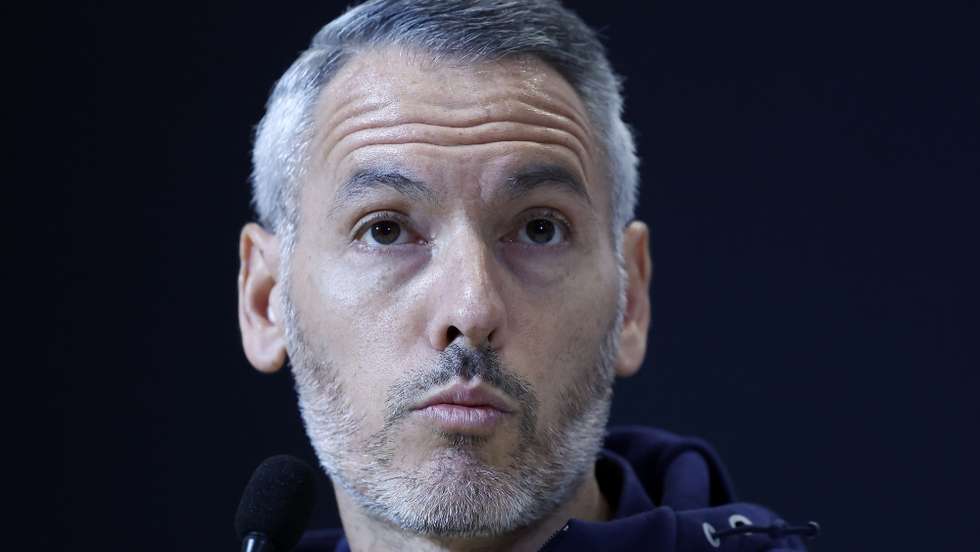 epa12583638 Braga's head coach Carlos Vicens attends a press conference, in Nice, France, 10 November 2025. Sporting de Braga will face OGC Nice in their UEFA Europa League soccer match on 11 November.  EPA/SEBASTIEN NOGIER