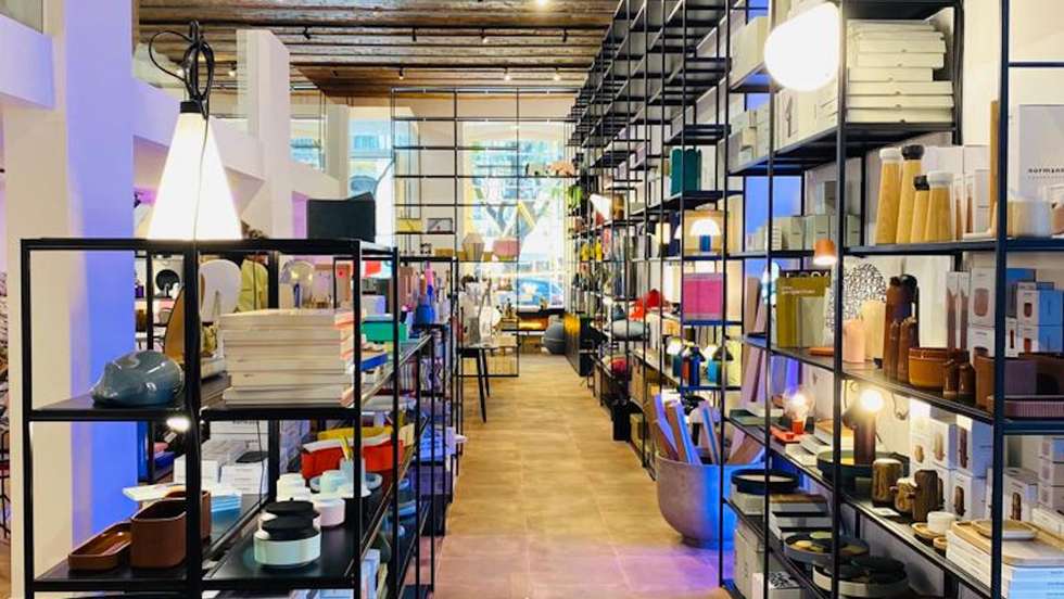A Linha da Vizinha é um dos espaços que abriu recentemente em Lisboa. Esta loja, na zona de Santos, é a terceira da marca. Por lá é possível encontrar várias peças de design