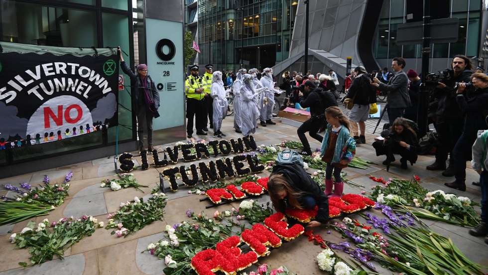 epa09551944 Environmental protesters demonstrate in the City of London, Britain, 29 October 2021. Protests are taking place in the capital ahead of climate change conference COP26 in Glasgow.  EPA/FACUNDO ARRIZABALAGA